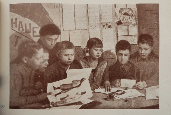 The Moscow theatre for children. Moscow: Iscra Revolutsii, 1934.